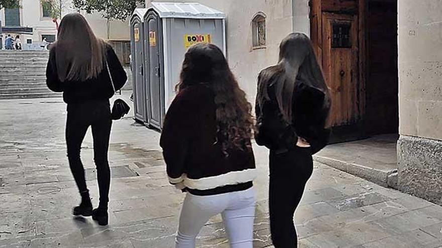 Los feligreses de Son Servera, indignados al instalar dos lavabos en el portal de la iglesia