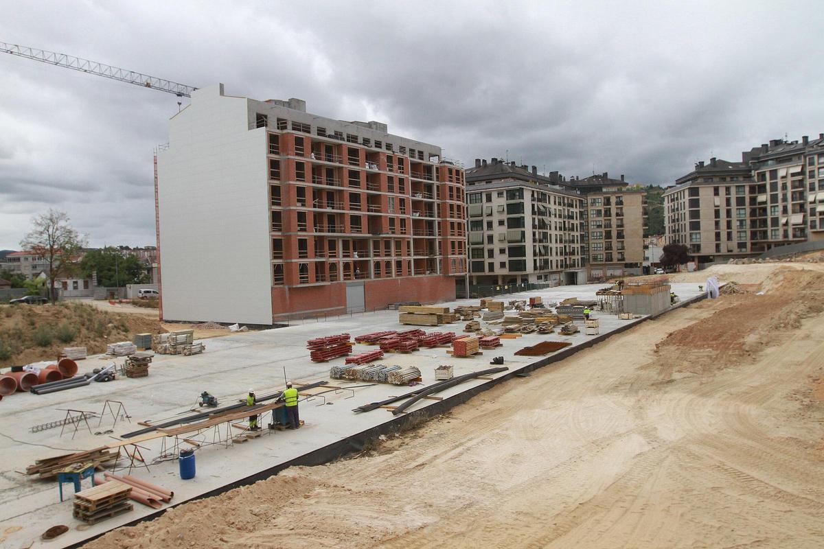 La estructura principal del parking está ya edificada y en la actualidad se ultiman detalles de las losas de las dos salidas peatonales.