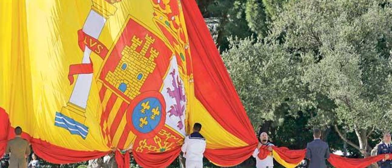 Izado solemne de bandera por el segundo aniversario de la proclamación de Felipe VI (en el recuadro).