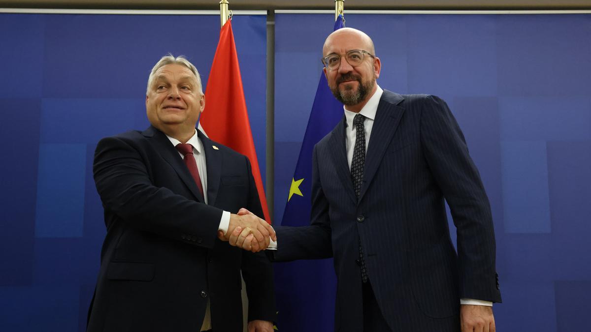 El primer ministro de Hungría, Viktor Orbán, y el presidente del Consejo Europeo, Charles Michel, se saludan en Bruselas