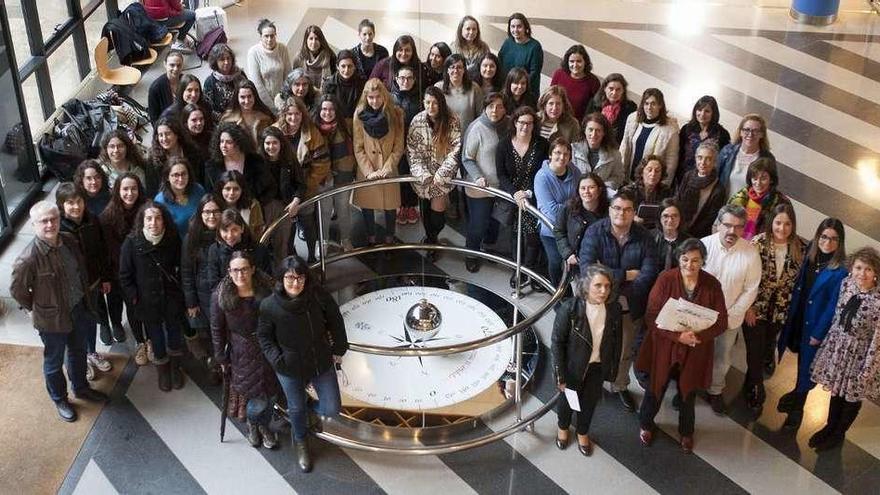 Las investigadoras del campus de Ourense posan junto al péndulo del edificio Politécnico. // Brais Lorenzo