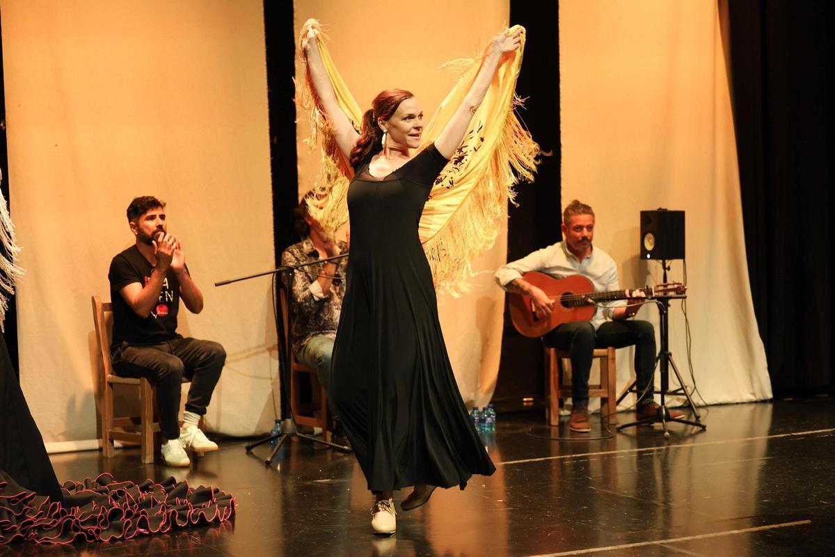 Todas las imágenes de la Masterclass de Manuela Barrios con bata de cola y mantón en Ibiza.