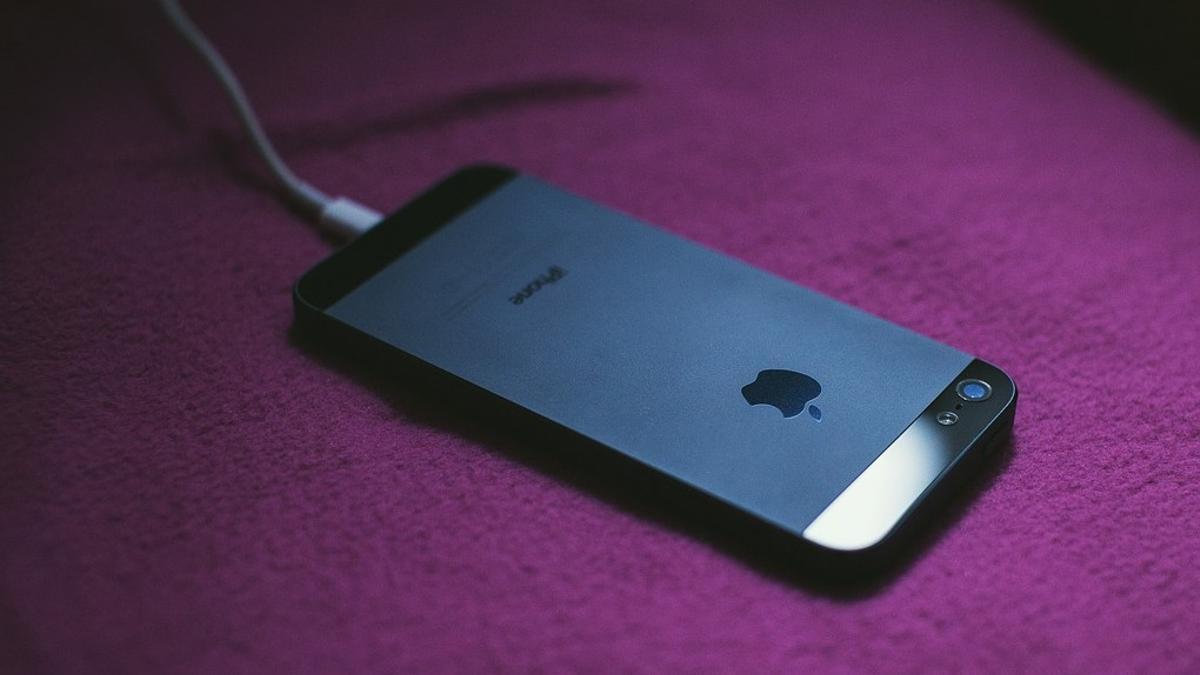 Apple empieza a plegarse a la ley: el iPhone 15 cambia su cargador.
