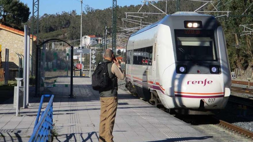 Un viajero espera la llegada del tren en la estación de Uxes, en Arteixo.