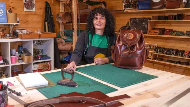 Los viejos oficios: Raquel Rey, artesana del cuero