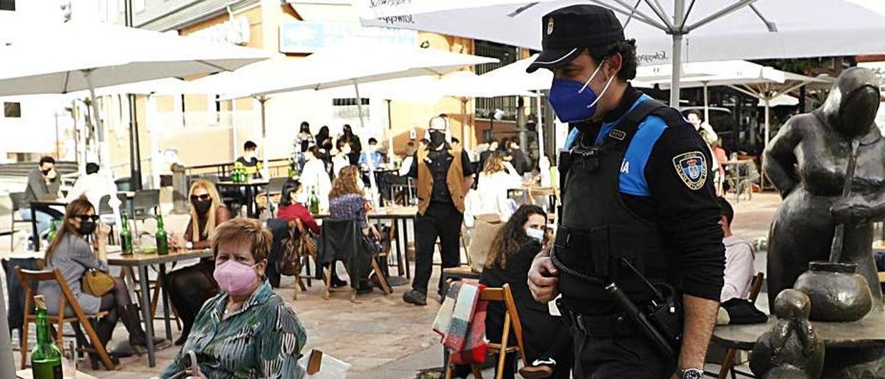 Un agente de la Policía Local vigilando las terrazas de la calle Gascona el pasado Jueves Santo.