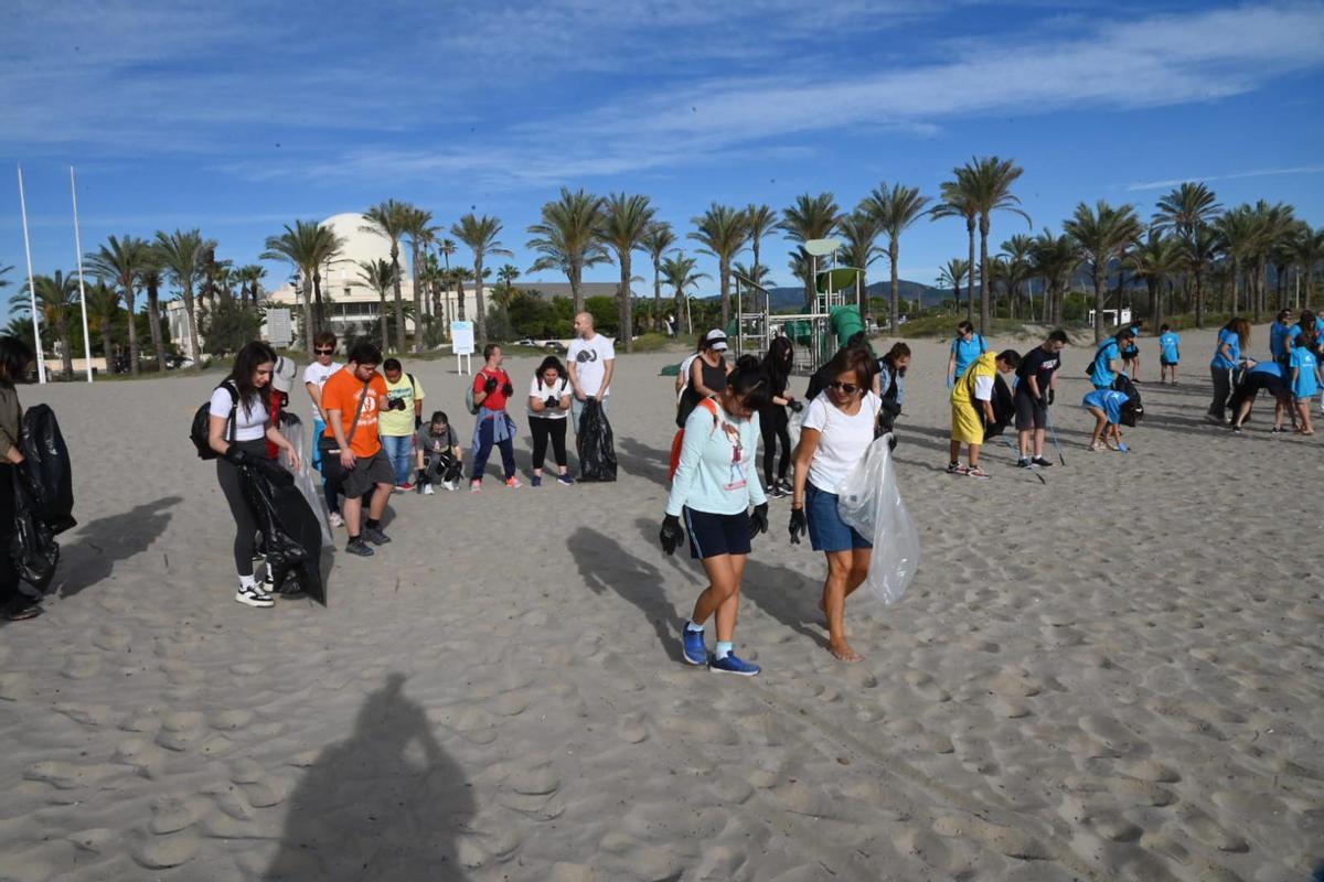 Recogida de ‘basuraleza’ en las playas del Grau de Castelló