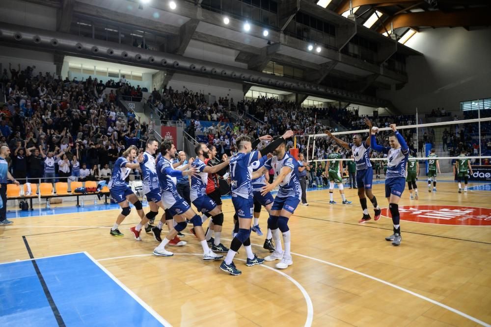 Palmas Volleyballer haben die spanische Meisterschaft gewonnen. Can Ventura besiegte am Samstag (29.4.) in der Halle von Son Moix den amtierenden Meister Almería mit 3:1-Sätzen.