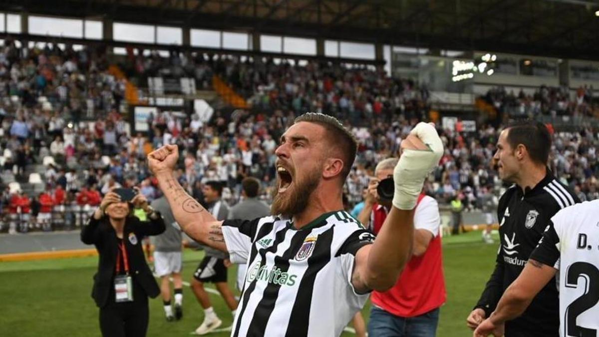 Francis Ferrón celebra el vital triunfo al término del Badajoz-Pontevedra el pasado mes de mayo.