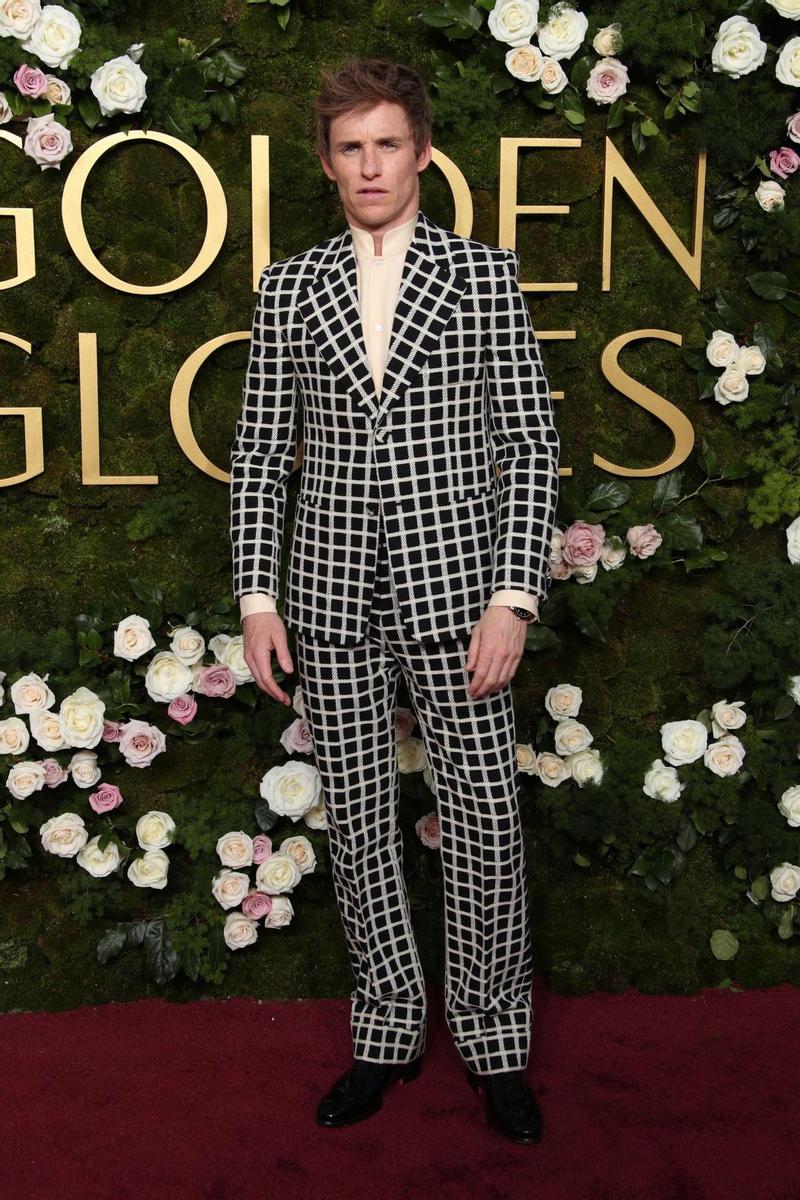 El actor Eddie Redmayne en un conjunto de cuadrados