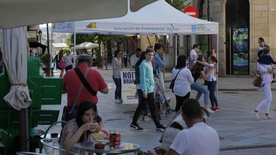 El CCA organizó a comienzos de este mes una Noite Branca que llenó las calles de Lalín. // Bernabé