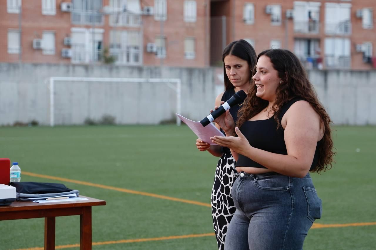 Las Palmeras homenajea a catorce estudiantes