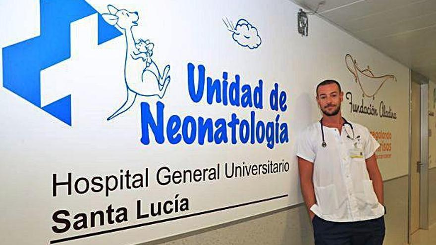 El doctor José Luis Leante en la Unidad de Neonatología del Hospital Santa Lucía.