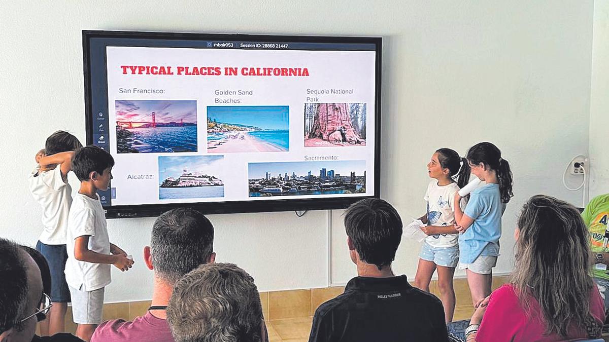 Un grupo de alumnos de American Shool of Valencia durante una exposición.