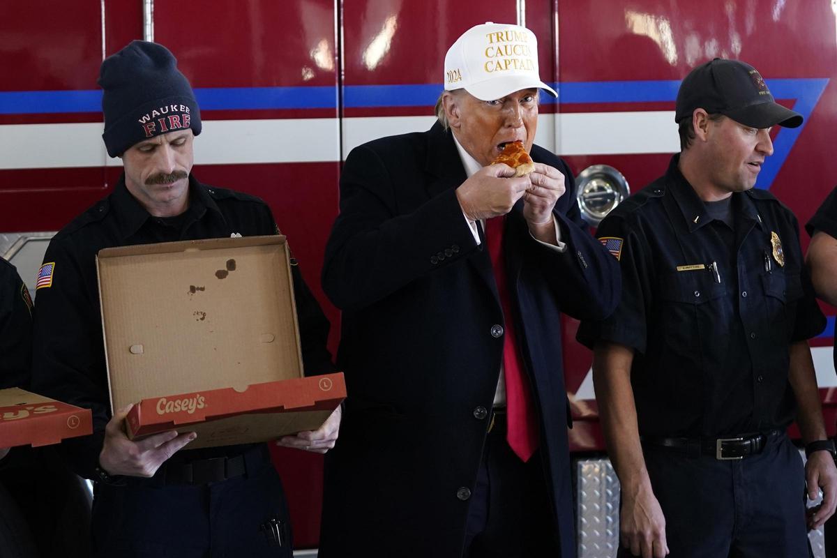 Donald Trump visita a los bomberos de Waukee, Iowa, y se toma una pizza con ellos