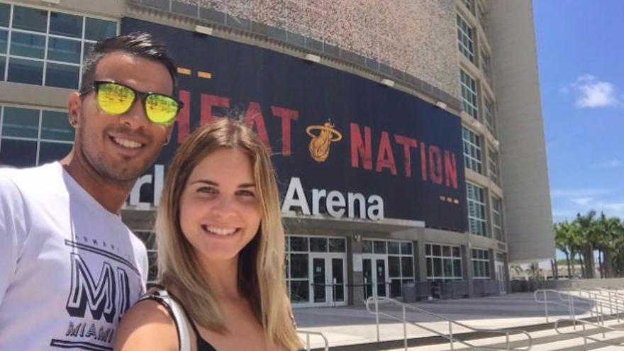 Viera,  junto al AmericanAirlines Arena, posa junto a su esposa Estefanía.