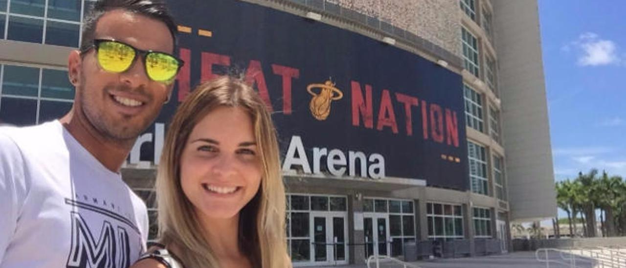 Viera,  junto al AmericanAirlines Arena, posa junto a su esposa Estefanía.