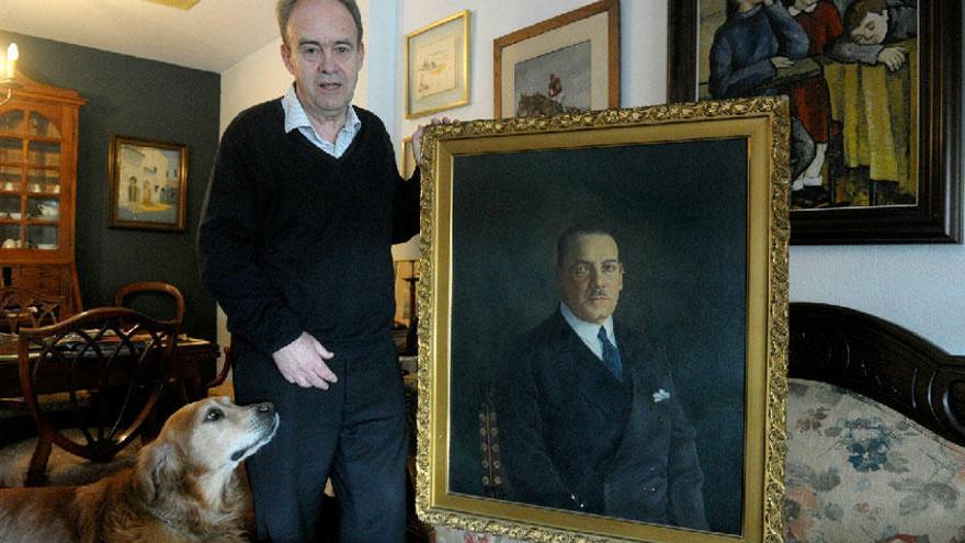 Roberto Martínez Anido junto a un retrato de su abuelo.