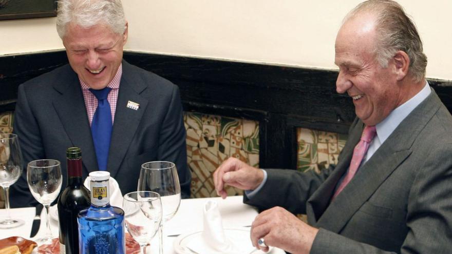 Bill Clinton y Juan Carlos I, a la mesa. | Efe