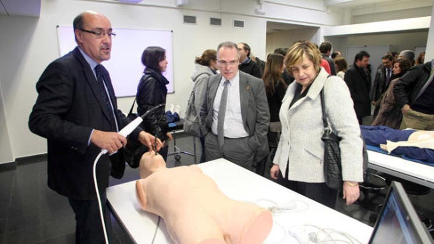 La Facultat de Medicina obre un laboratori de pràctiques amb maniquins de simulació