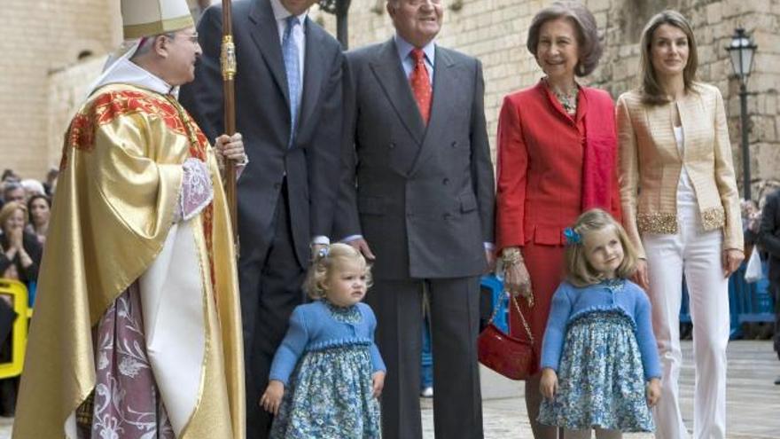 Los reyes Don Juan Carlos y Doña Sofía, acompañados de los príncipes de Asturias y las infantas Leonor y Sofía, junto al obispo de Mallorca, Jesús Murgui, momentos antes de la tradicional misa de Pascua a la que han asistido en la catedral de Palma de Mallorca. EFE/MONTSERRAT T.DIEZ