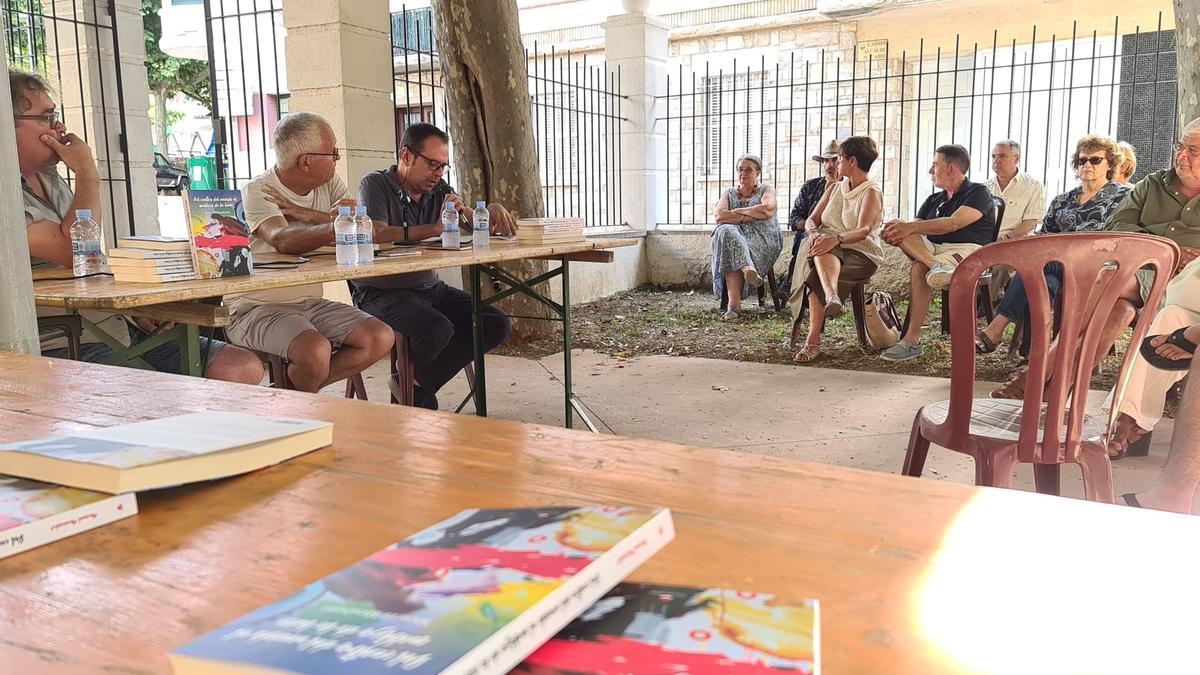 Una de les imatges durant la presentació del llibre a Portbou