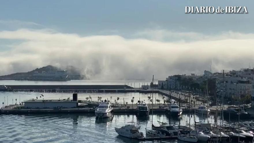 La niebla "engulle" Ibiza