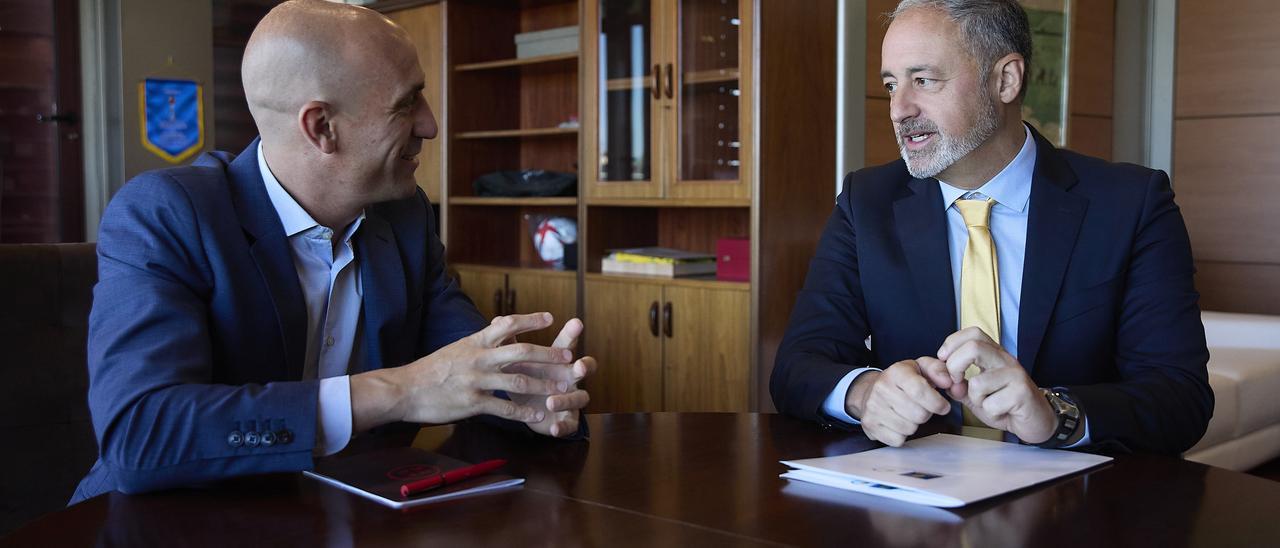 El presidente de la Federación Española de Fútbol, Luis Rubiales (izq.), junto al consejero de Deportes del Cabildo, Francisco Castellano