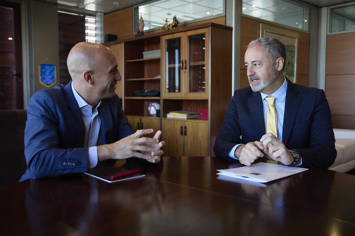 El presidente de la Federación Española de Fútbol, Luis Rubiales (izq.), junto al consejero de Deportes del Cabildo, Francisco Castellano