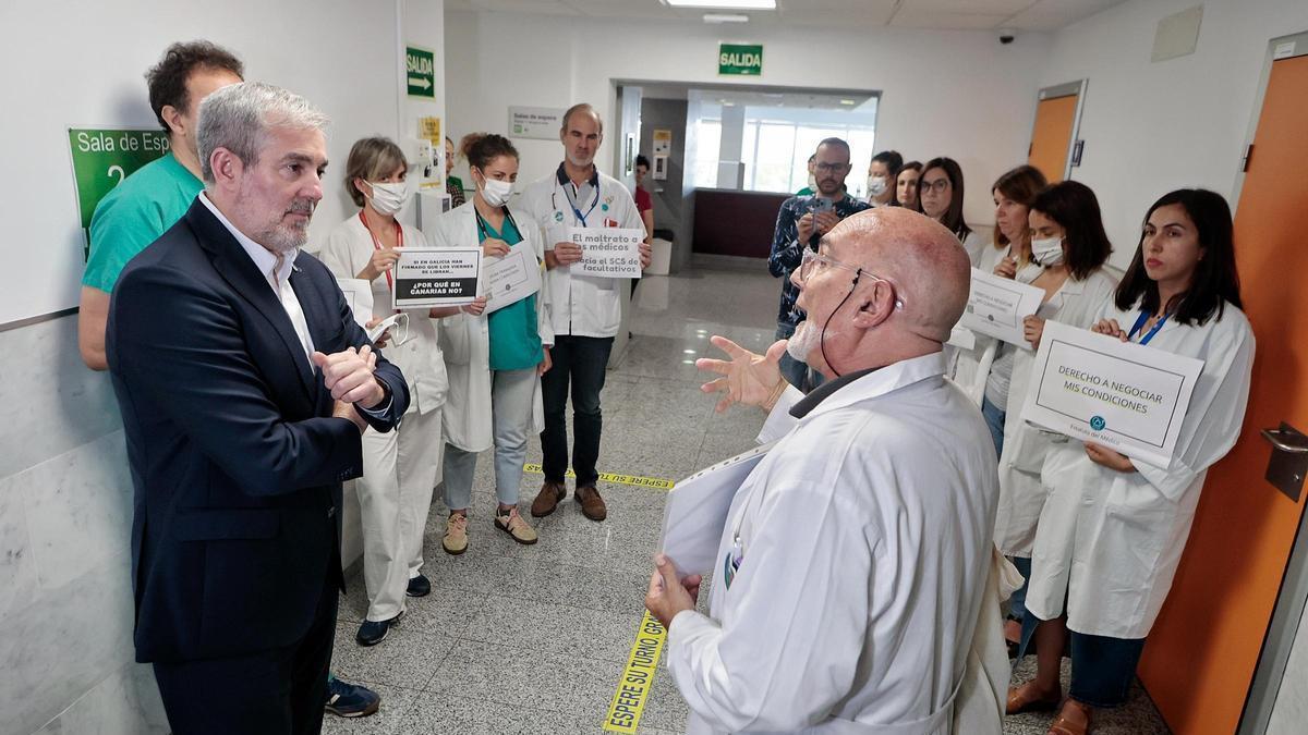 Clavijo habla con los médicos del Hospital de La Candelaria