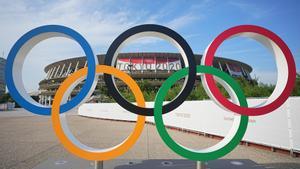 Archivo - Los anillos olímpicos frente a un estadio antes de los Juegos Olímpicos de Tokio