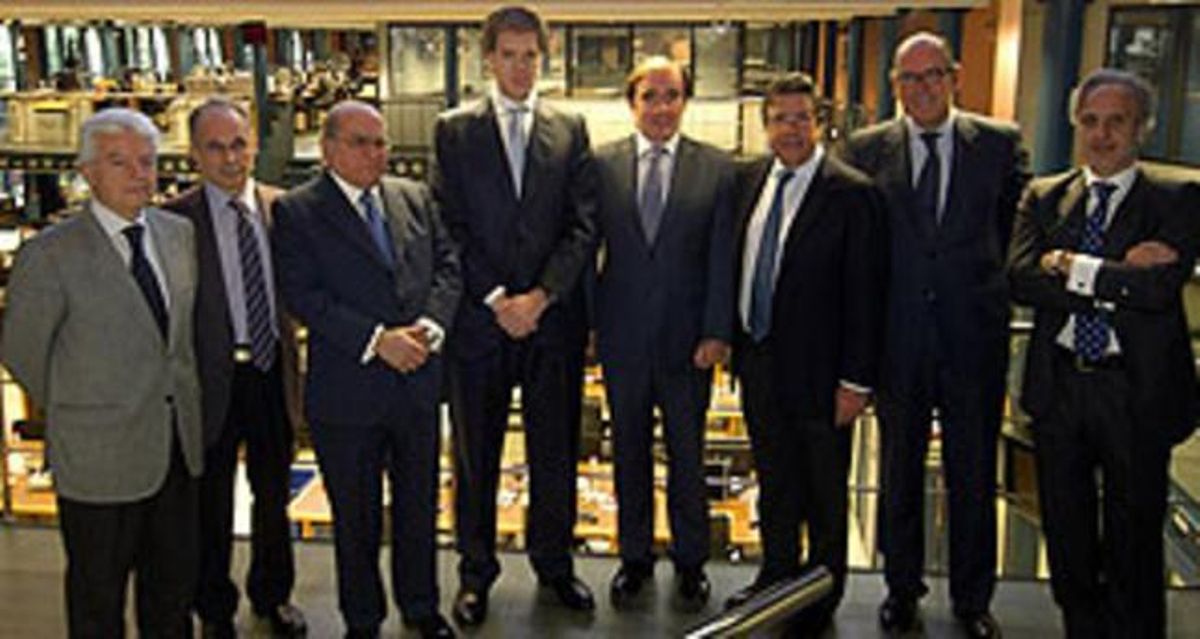 El nou consell. Serafín Roldán, José Ramón Franco, Francisco Matosas, Antonio Asensio Mosbah, Conrado Carnal, Juan Llopart, Pedro Fontana i Andrés Tejero. El nou consell. Serafín Roldán, José Ramón Franco, Francisco Matosas, Antonio Asensio Mosbah, Conrado Carnal, Juan Llopart, Pedro Fontana i Andrés Tejero.