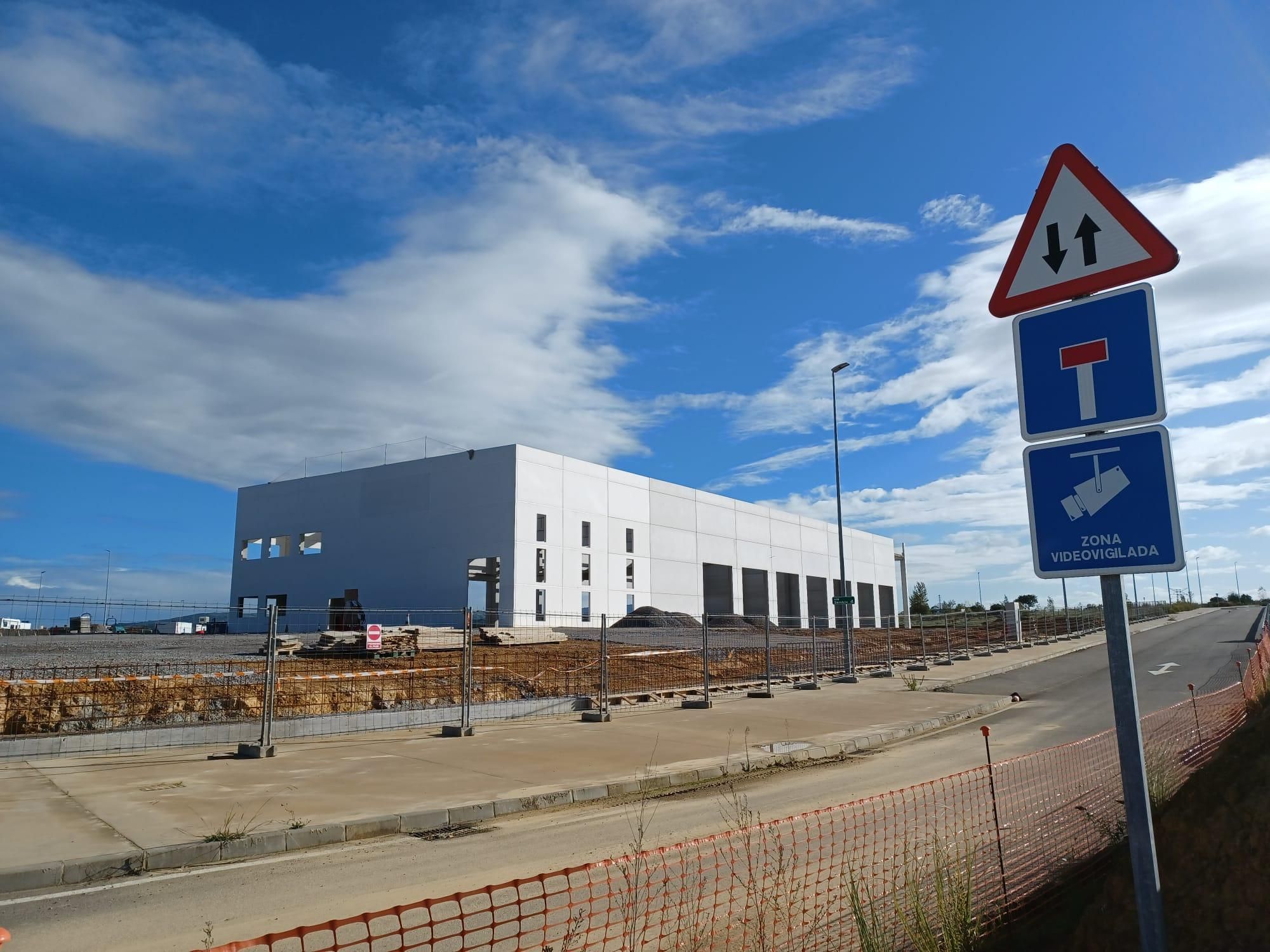 Volvo pisa el acelerador en Bobes: así ve ya la obra del concesionario de camiones en el polígono de Siero