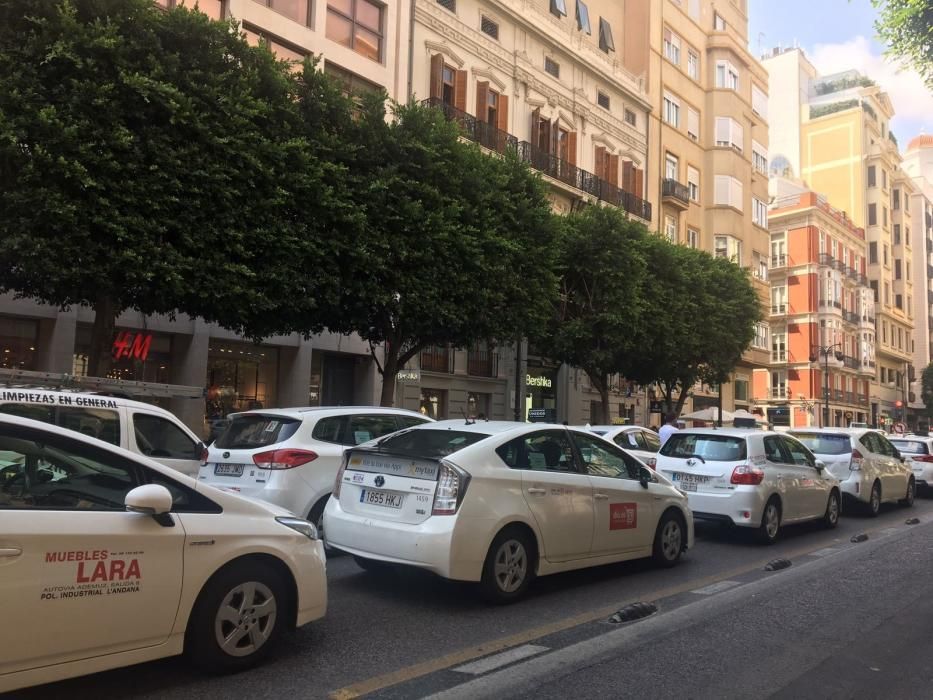 Los taxis paralizan la calle Colón de Valencia.