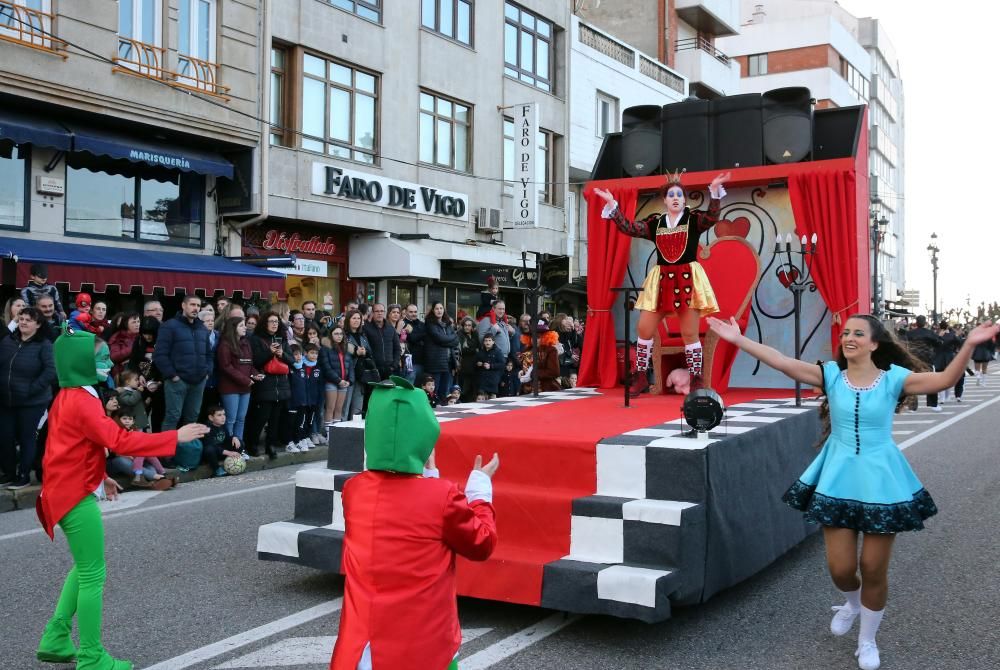 Quince comparsas participan en el desfile por las calles para despedir la fiesta.