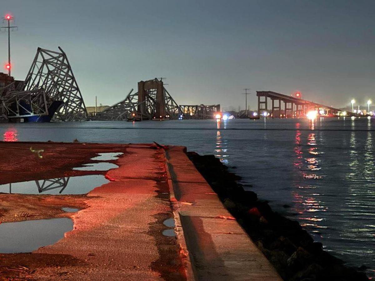 Un barco carguero  impacta contra el puente Francis Scott Key en Baltimore