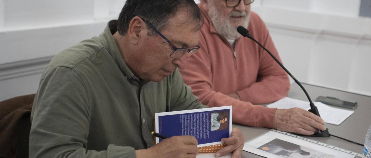 Toni Cucarella signa el seu últim llibre el dia de la presentació a Xàtiva de &quot;Qui de casa se'n va&quot;.