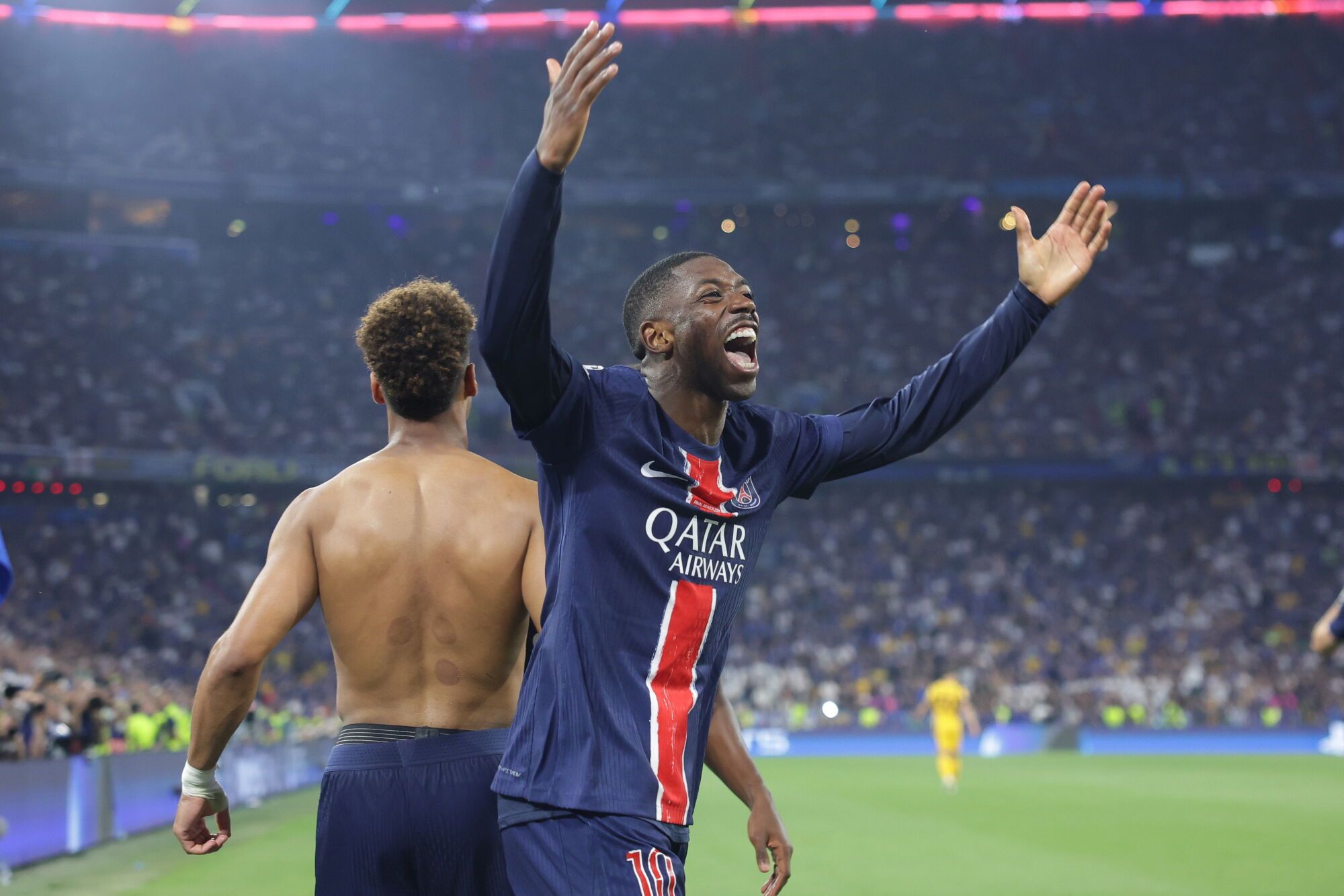 Munich (Germany), 31/05/2025.- Desire Doue (L) of PSG celebrates with team-mate Ousmane Dembele (R) after scoring the 3-0 goal during the UEFA Champions League final between Paris Saint-Germain and Internazionale Milano, in Munich, Germany 31 May 2025. (Liga de Campeones, Alemania) EFE/EPA/CHRISTOPHER NEUNDORF