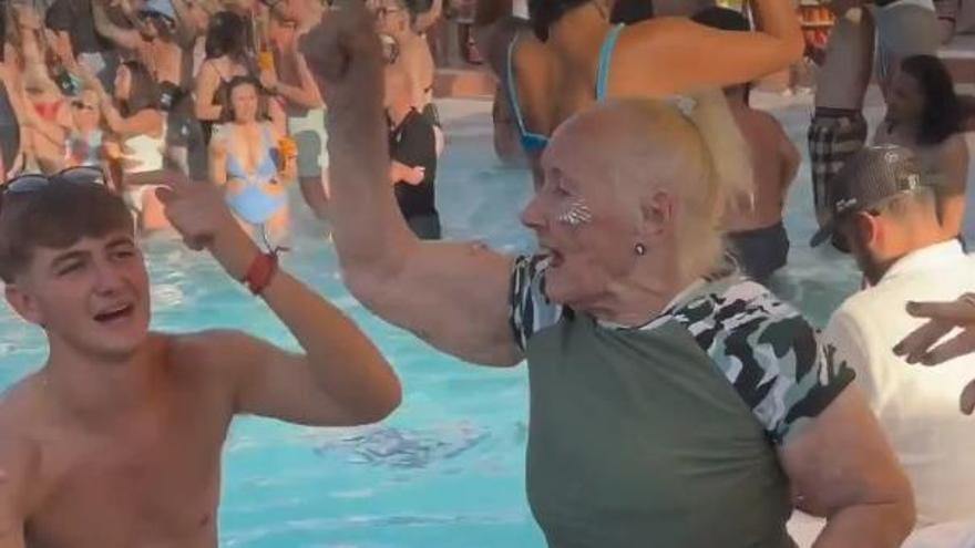 Margaret bailando en Ibiza rodeada por varios jóvenes