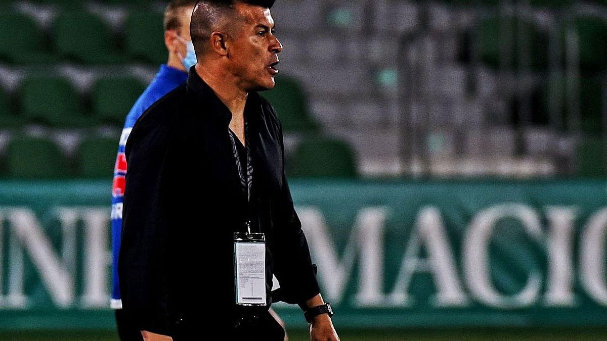 El técnico argentino del Elche, Jorge Almirón, durante un partido esta temporada. | SONIA ARCOS/ECF