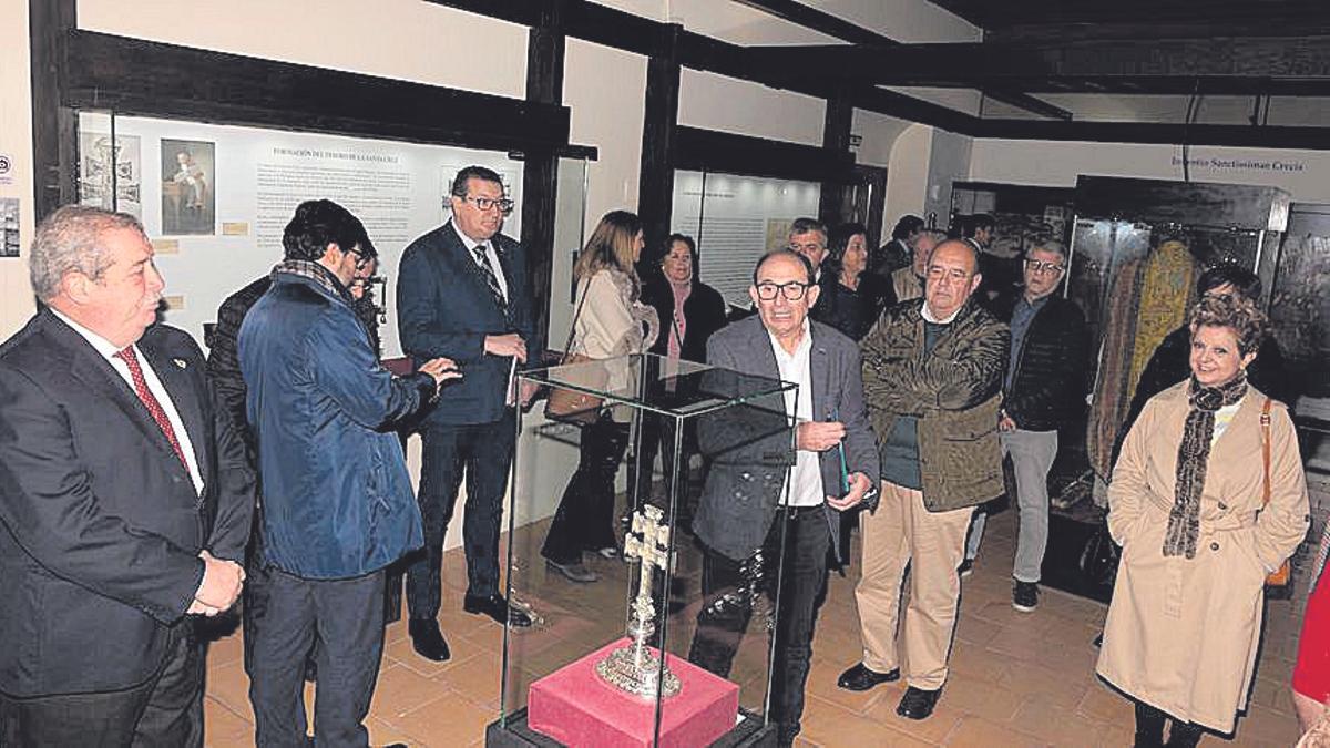 La Cruz Relicario cedida por Carmen Melgarejo, en una vitrina.