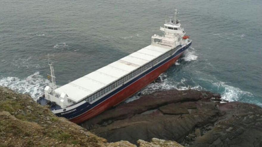 Reflotado el buque varado cerca de Xagó