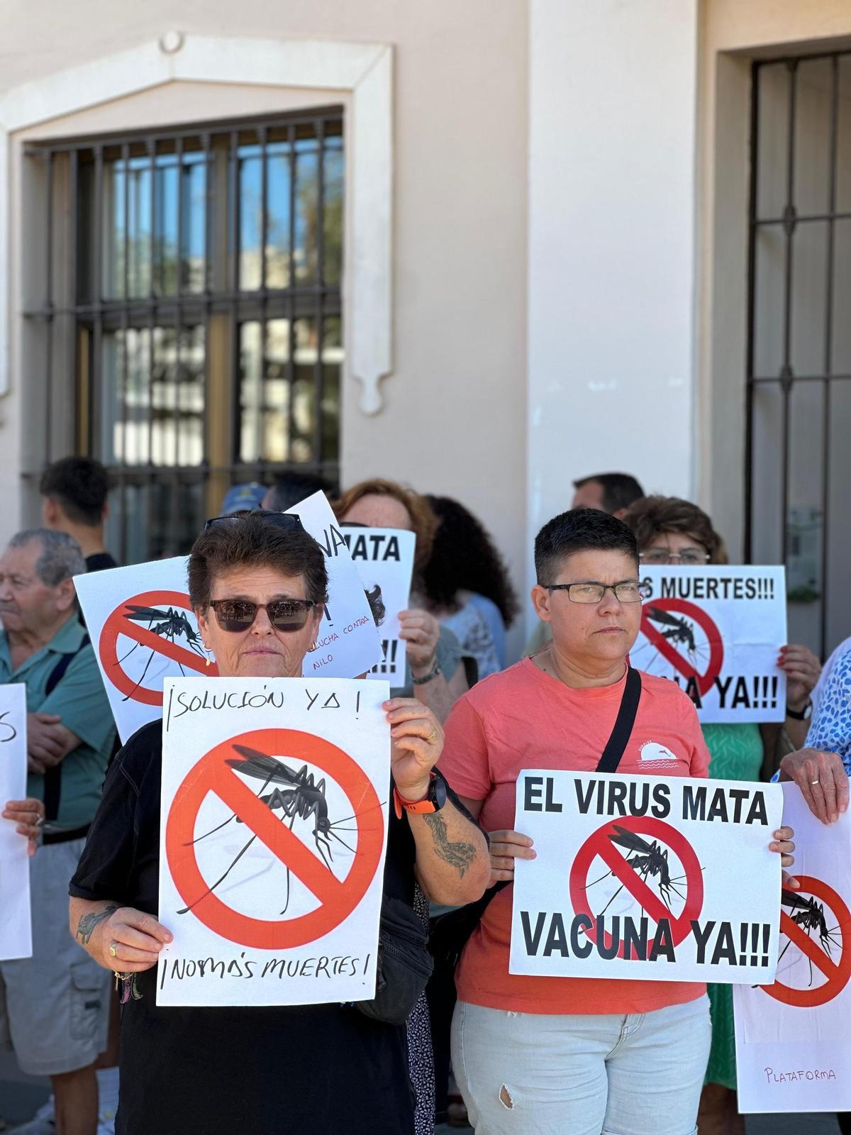 Dos vecinas se manifiestan en Isla Mayor contra el virus del Nilo.