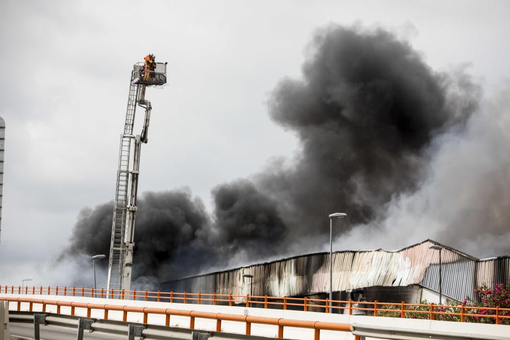 Incendio en una empresa del Polígono Industrial la Fillola, en Aldaia