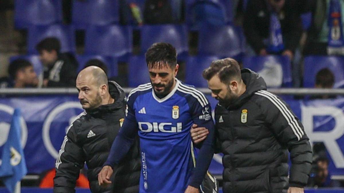 David Costas retirándose lesionado en el partido del Oviedo contra el Espanyol en el Tartiere. | Irma Collín