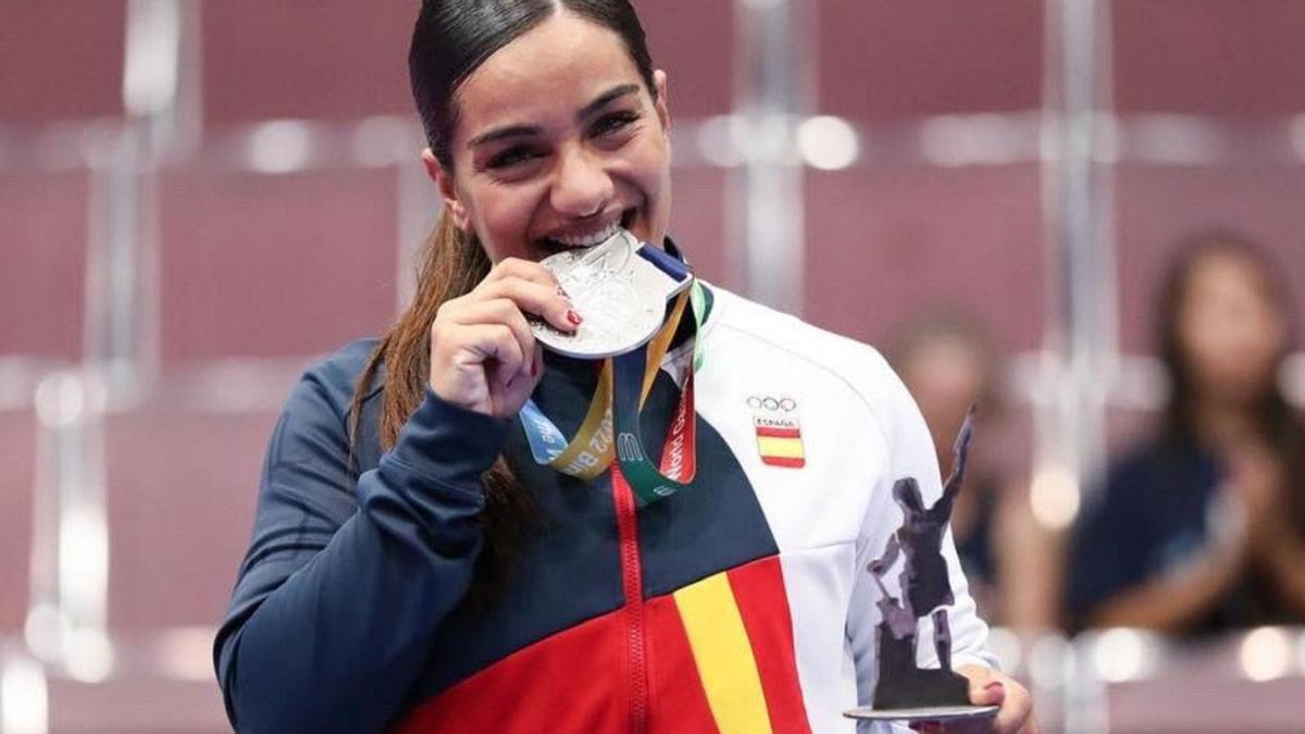 María Torres posa con la medalla de plata lograda en los Juegos Mundiales de Alabama.