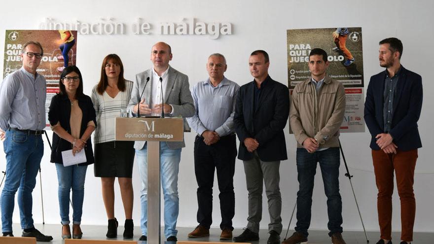 El portavoz del PSOE en la Diputación, junto a otros compañeros socialistas.