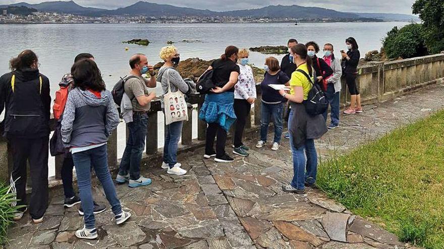 Grupo de personas que participaron en la ruta literaria &quot;O último barco&quot; en Tirán.