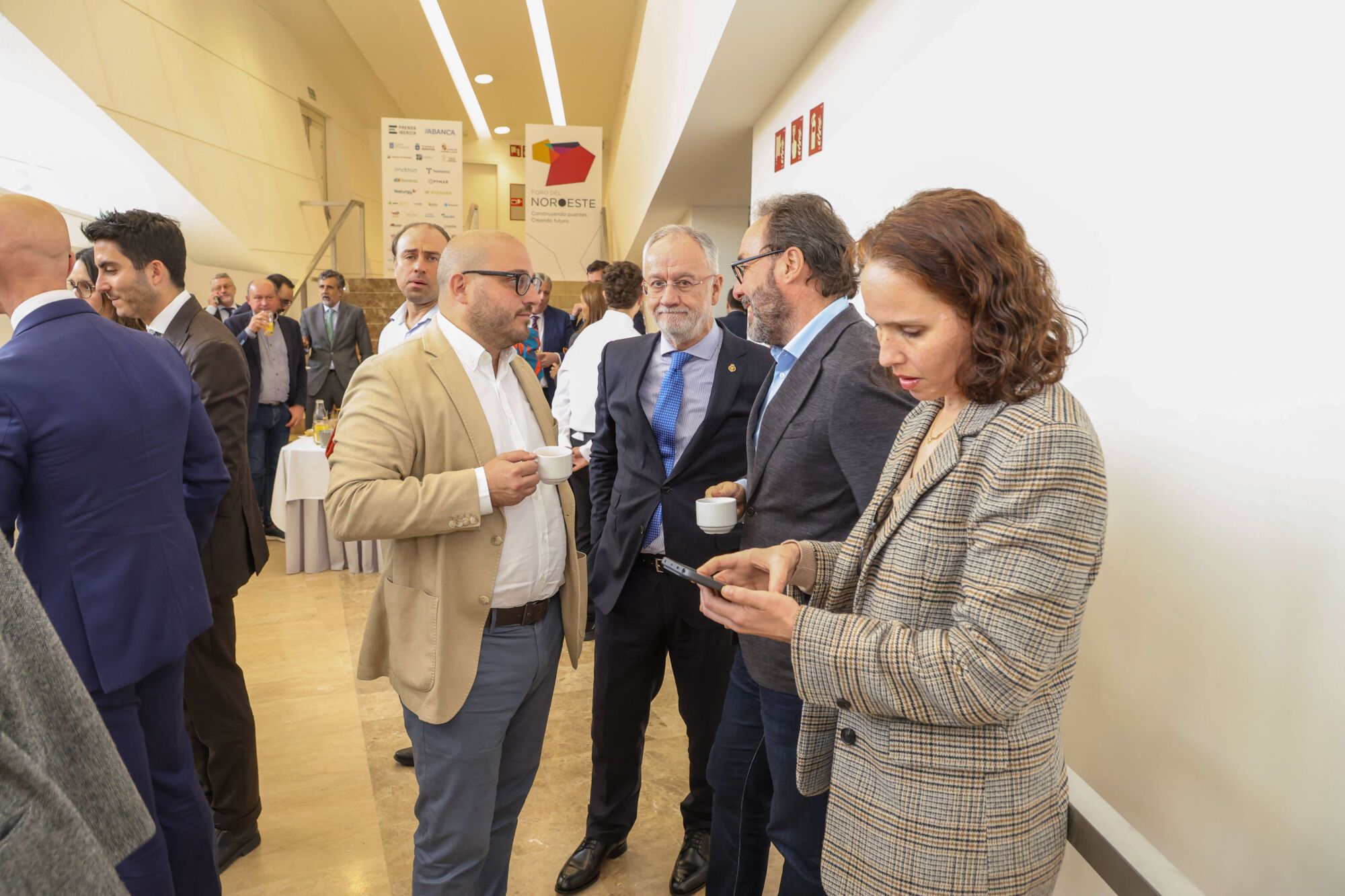 Por la izquierda, Antón Fonseca, de Terras Gauda; Roberto Pereira, presidente del Club Financiero de Santiago; Ramón Salgado, de Limpiezas Salgado; y Rosa María Cardeso, secretaria de la Cámara de Comercio de Santiago.