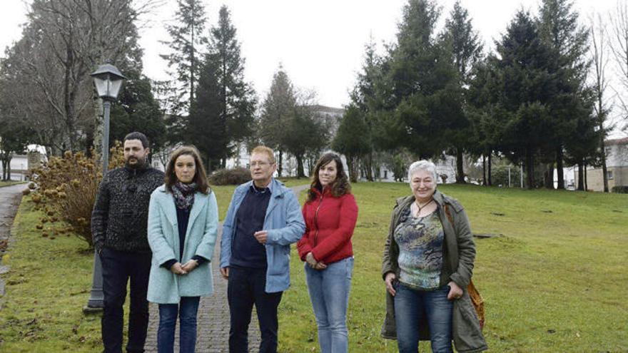 Eva Solla junto a miembros de GañaMos, en Mos a inicios de 2017. // FdV